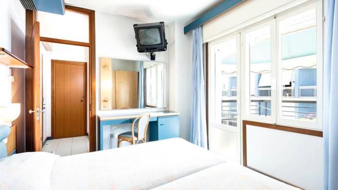 Double Room image 3