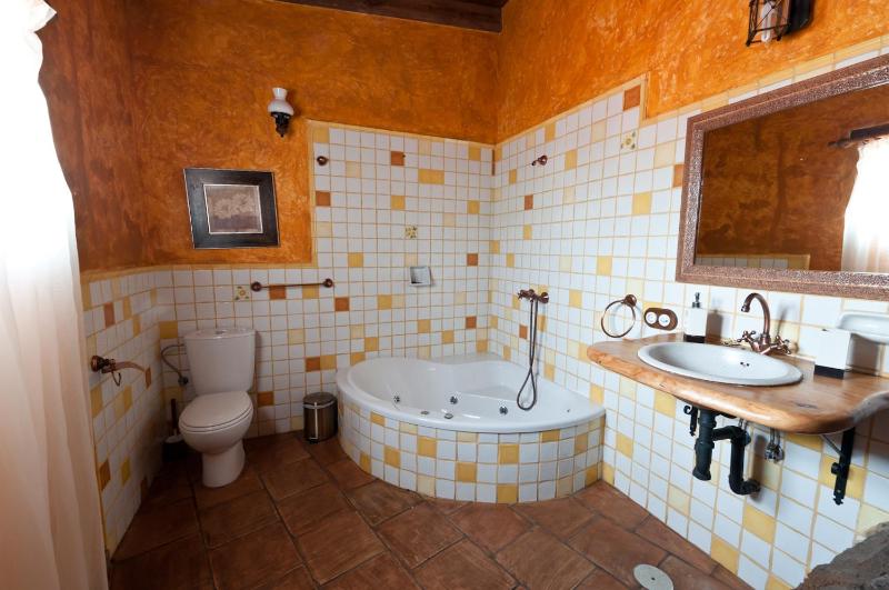 Double Room with Spa Bath image 4