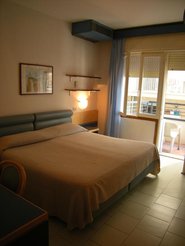 Double Room image 4