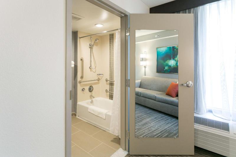 King Room with Accessible Tub - Disability Access image 3