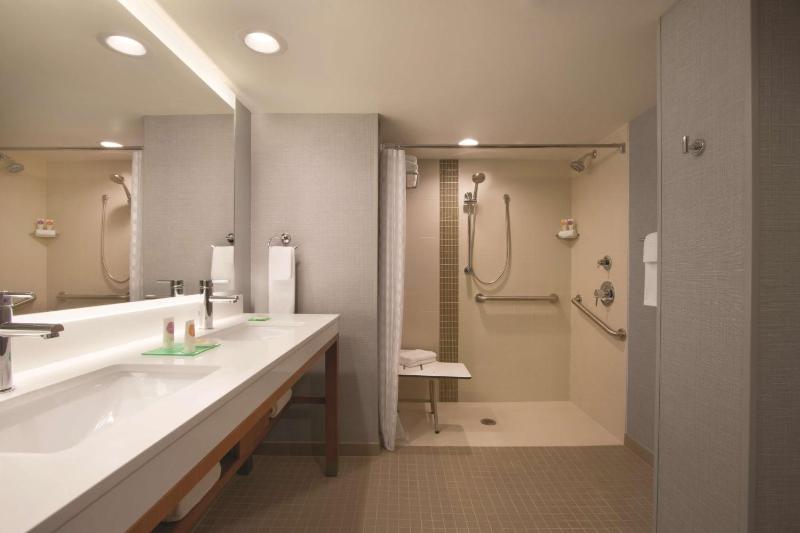 Queen Room with Two Queen Beds and Roll-In Shower - Disability Access image 4