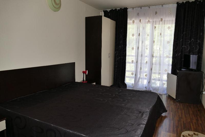 Queen Room with Balcony image 2