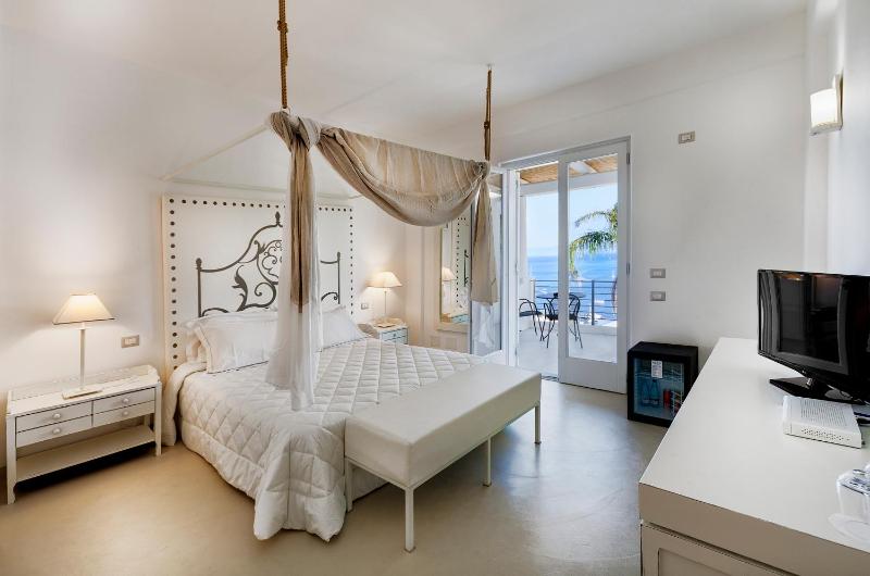 Superior Double Room with Sea View and Swimming Pool Side image 1