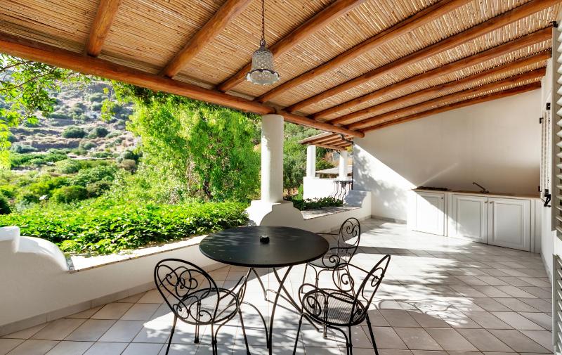 Classic Triple Room with Garden View image 1