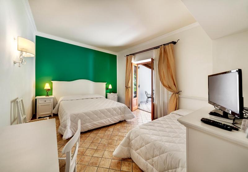 Classic Triple Room with Garden View image 3