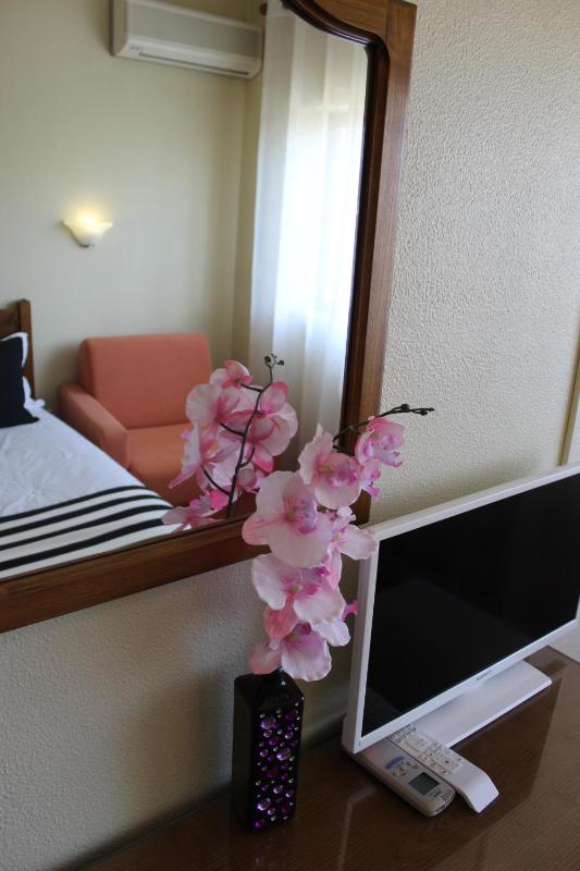 Standard Twin Room image 2