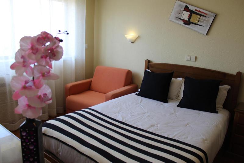 Standard Twin Room image 3