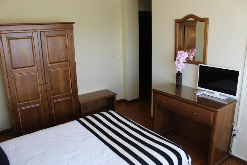 Standard Twin Room image 4