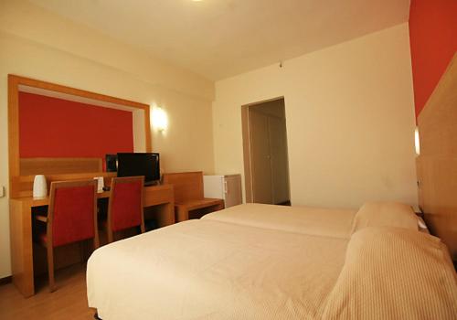 Double or Twin Room image 3