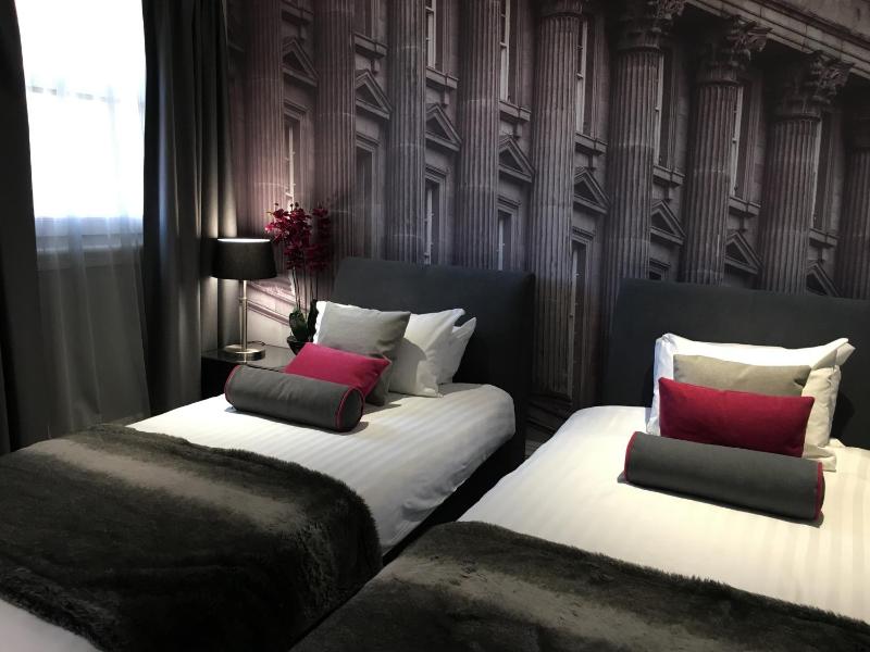 Standard Twin Room image 3