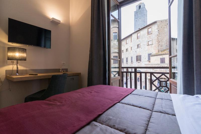 Double or Twin Room with Balcony Square View image 1