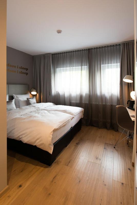 Standard Double Room image 4