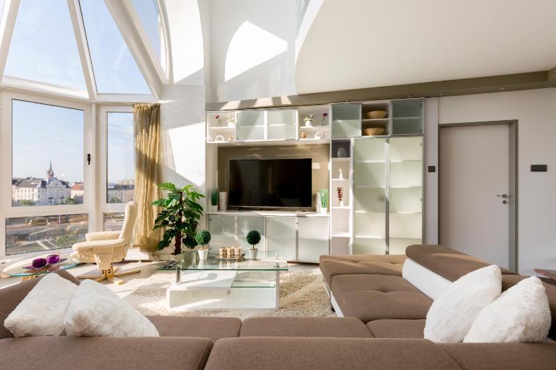 Panorama Dream Home w 3BDR AC Garage - image 6