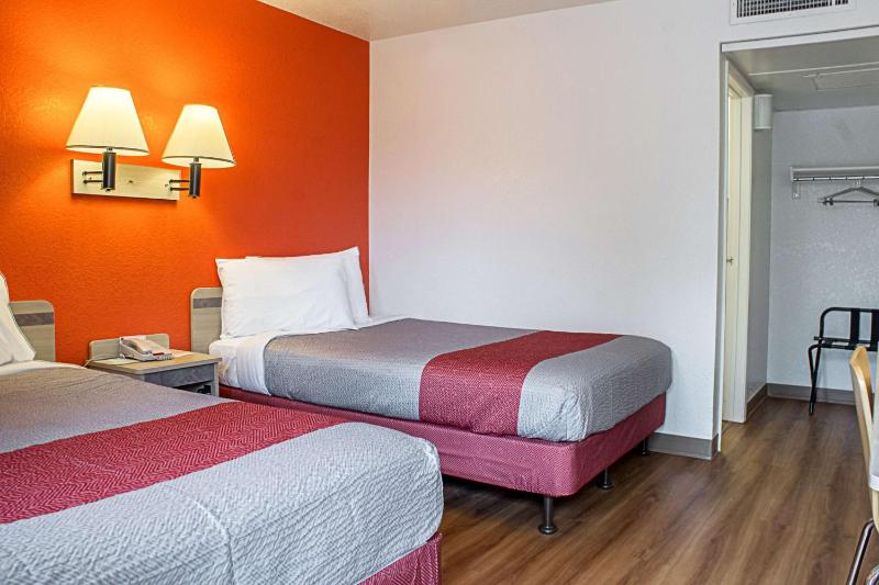 Quadruple Room image 2
