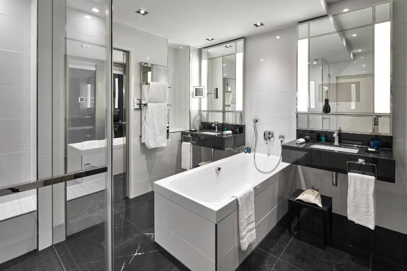 Superior Suite King image 2