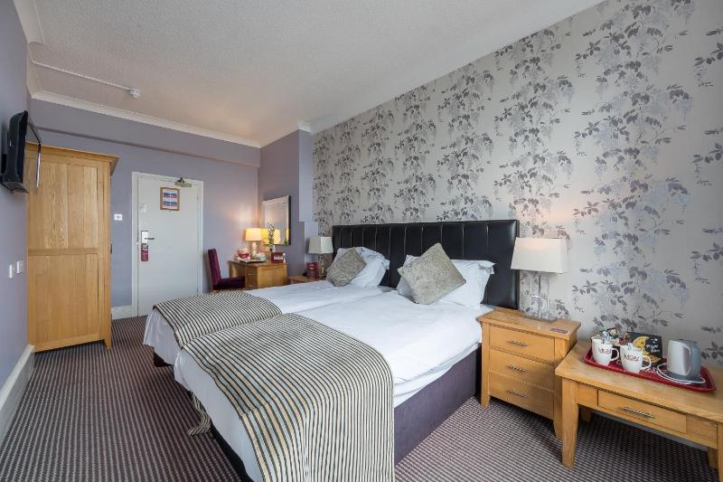 Standard Twin Room image 4