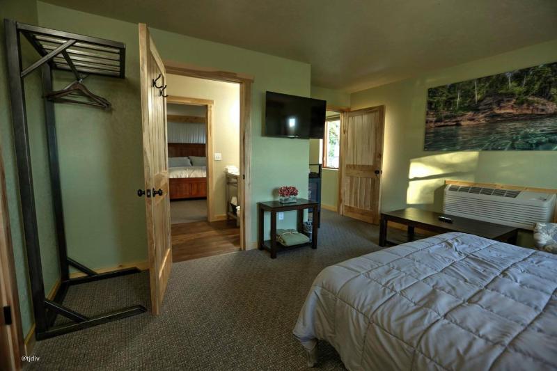 Deluxe King Suite image 4
