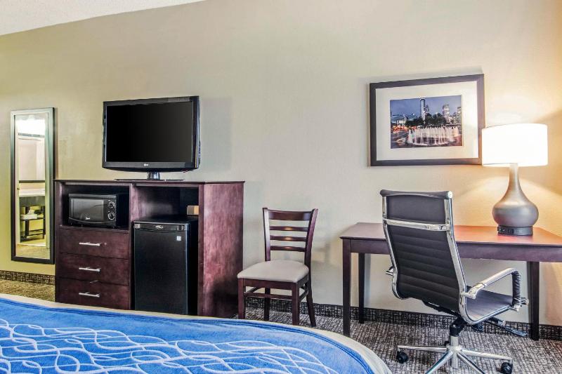 Queen Room with Two Queen Beds - Non-Smoking image 3