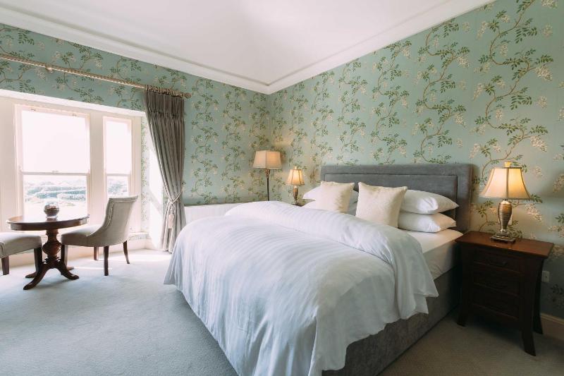 Deluxe Double or Twin Room En-Suite with Side Sea View  image 2