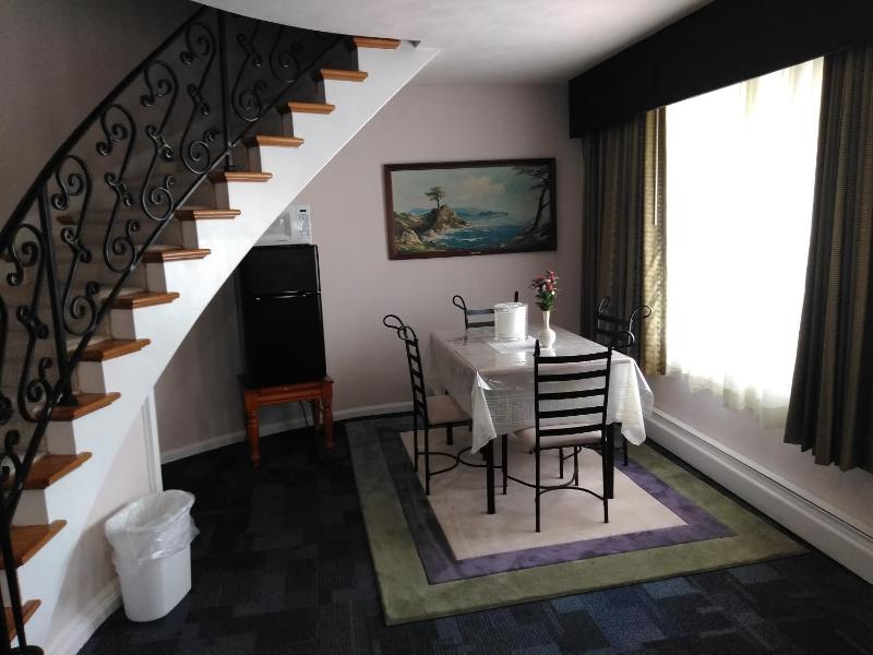 Queen Suite with Fireplace image 4