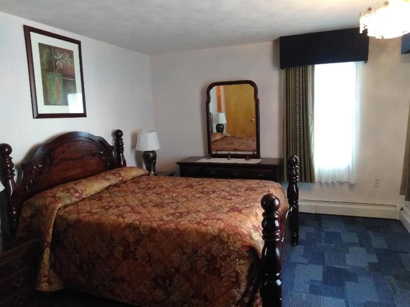 Queen Suite with Fireplace