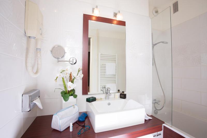 Quadruple Room image 3