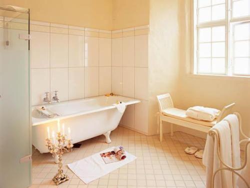 Double Room with Shared Bathroom image 2