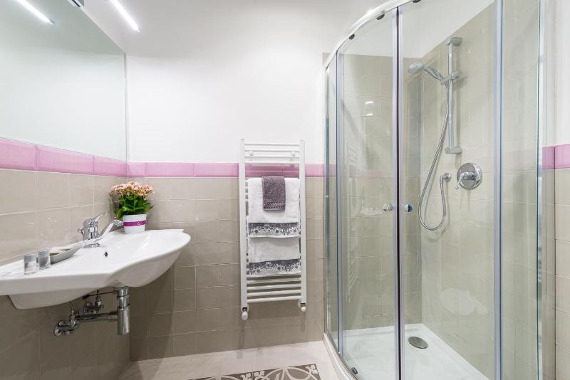 Deluxe Double or Twin Room with Private Bathroom image 2