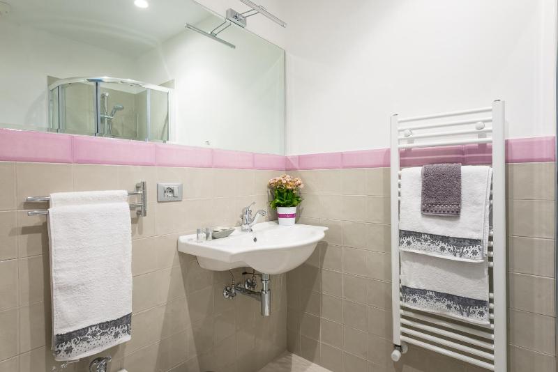 Deluxe Double or Twin Room with Private Bathroom image 4