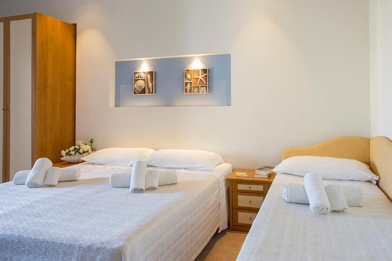 Quadruple Room with Balcony image 3