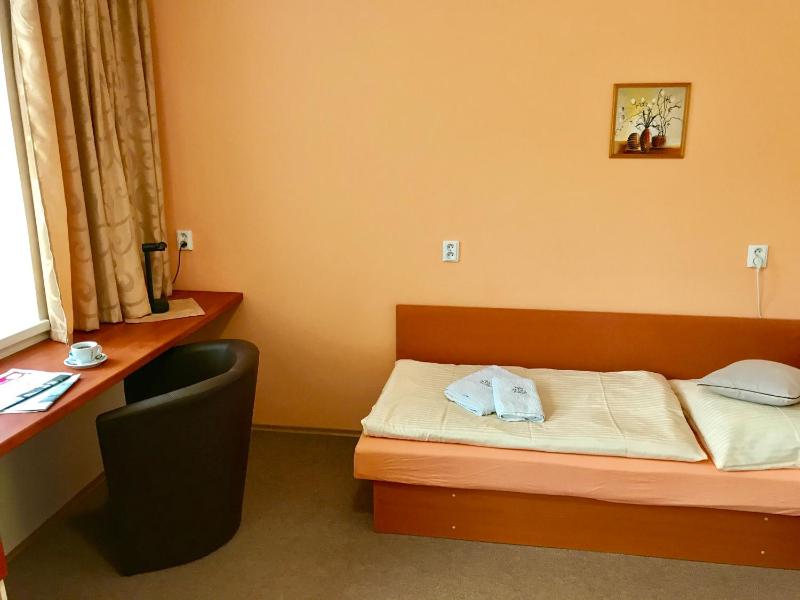 Standard Double Room image 2