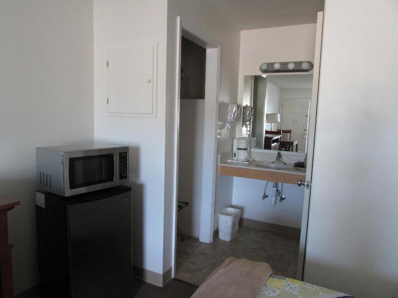Queen Room with Pool View image 3