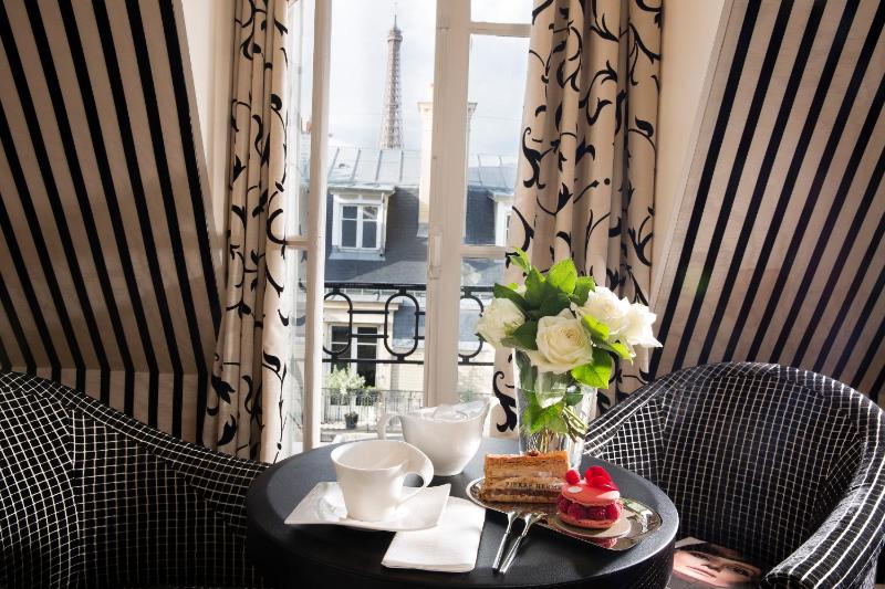 Junior Suite with View of the Eiffel Tower image 4