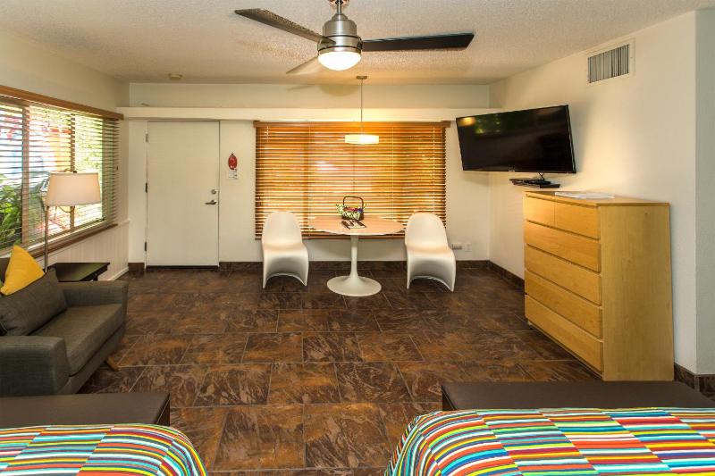 Executive Queen Room with Two Queen Beds image 3
