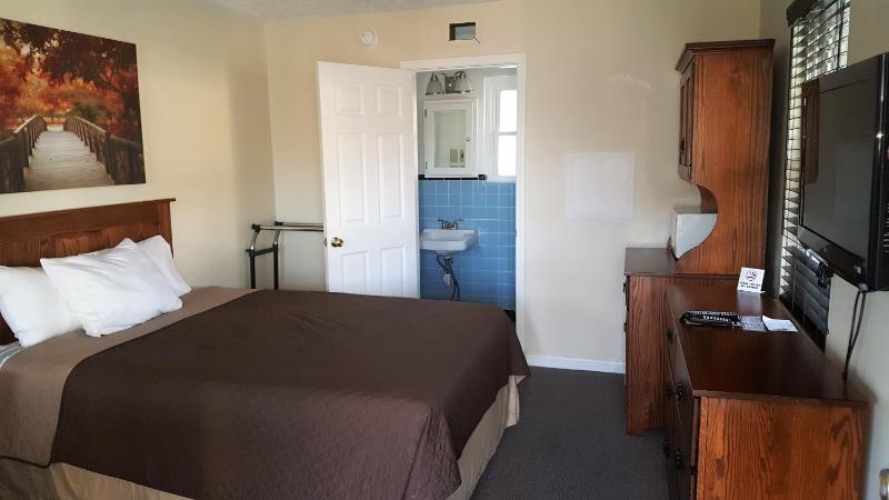 Standard Queen Room image 3