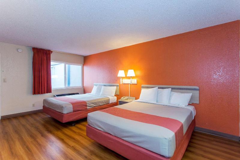 Queen Room with Two Queen Beds - Non-Smoking image 4