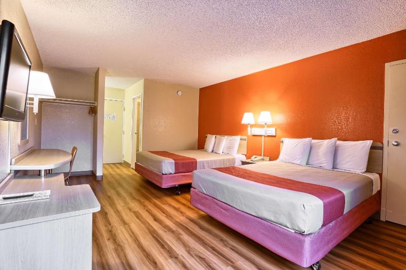 Queen Room with Two Queen Beds - Non-Smoking image 3