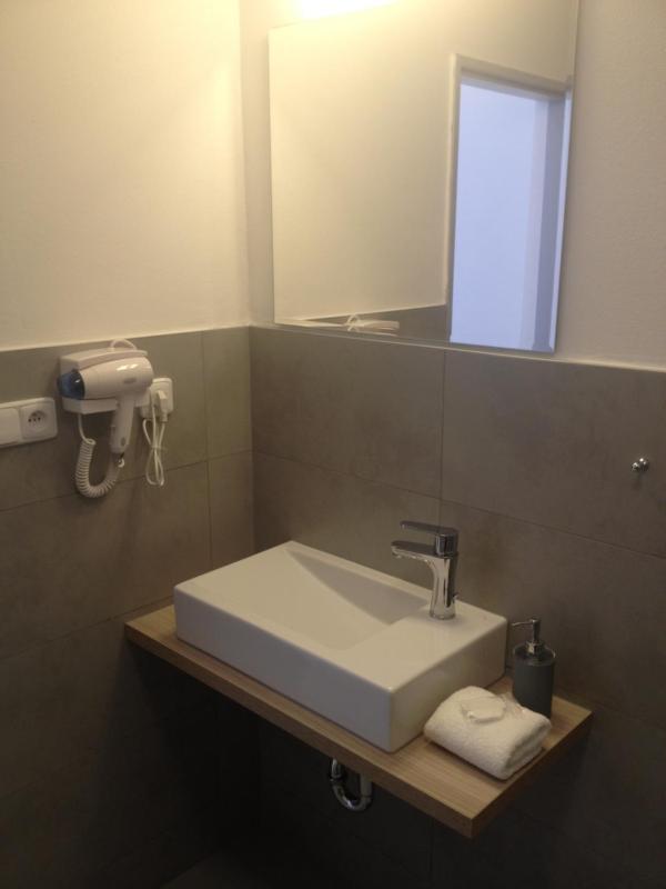 Double or Twin Room image 4