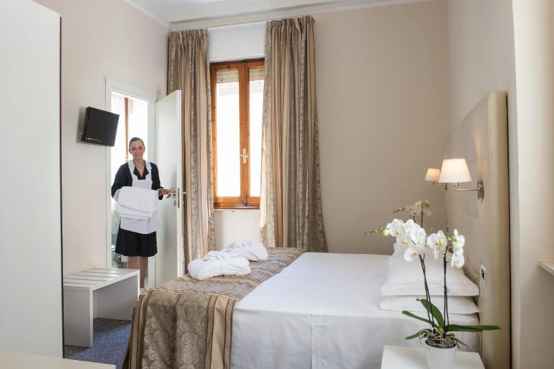 Standard Double Room image 3