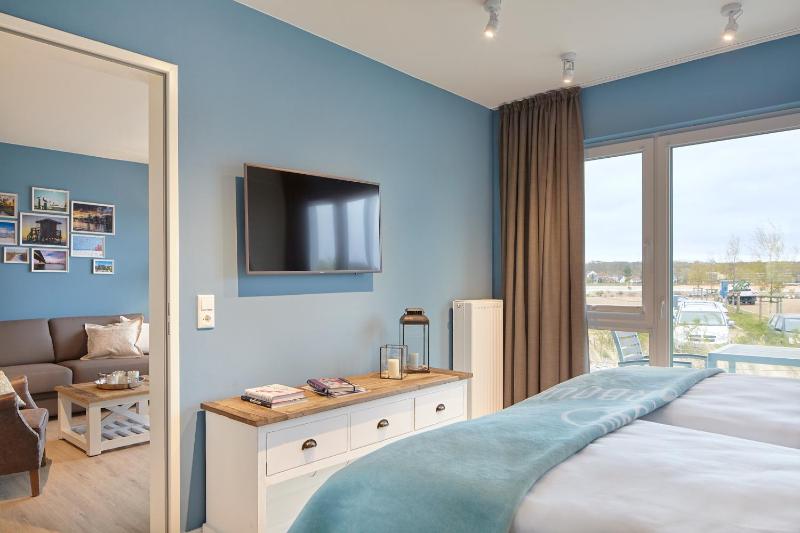 One-Bedroom Apartment with Lake View image 3