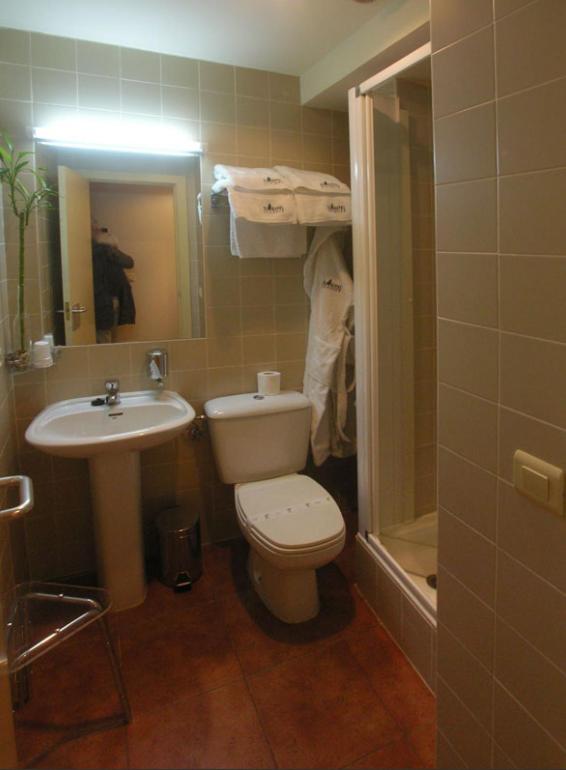 Double or Twin Room image 3