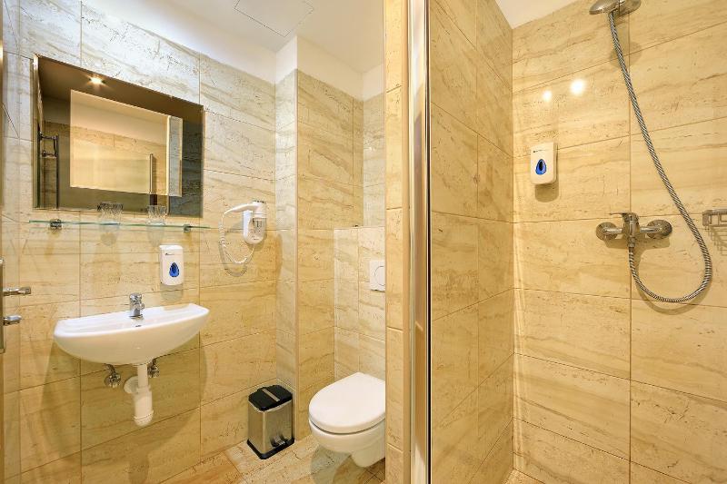 Double Room image 4