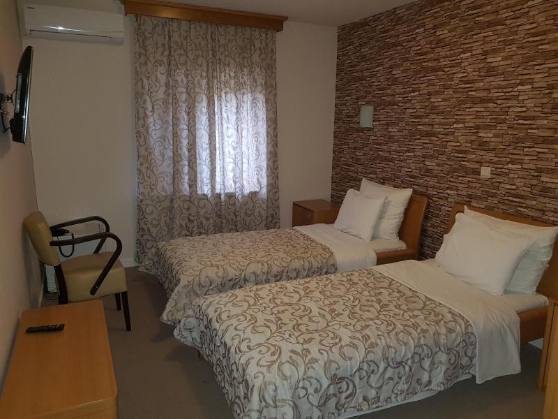 Twin Room with Bathroom image 4