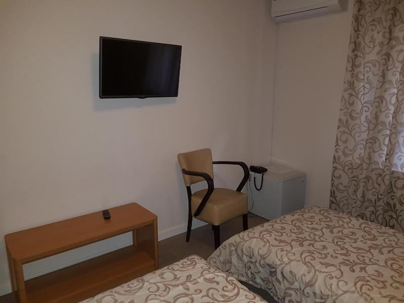 Twin Room with Bathroom image 2
