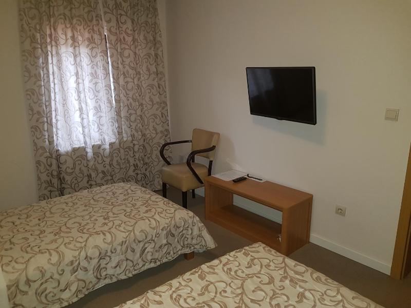 Twin Room with Bathroom image 4