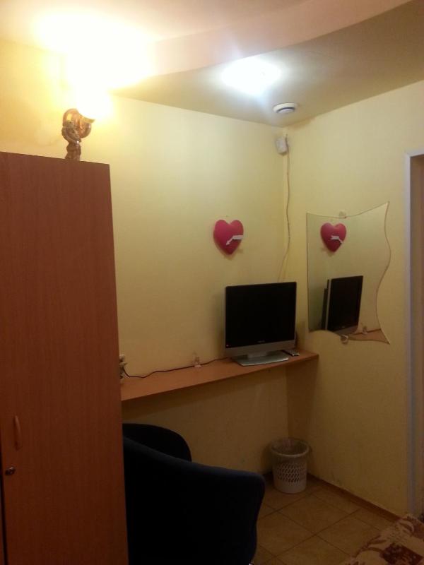 Single Room with Shared Bathroom image 3