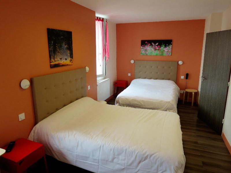 Quadruple Room with Bathroom image 3