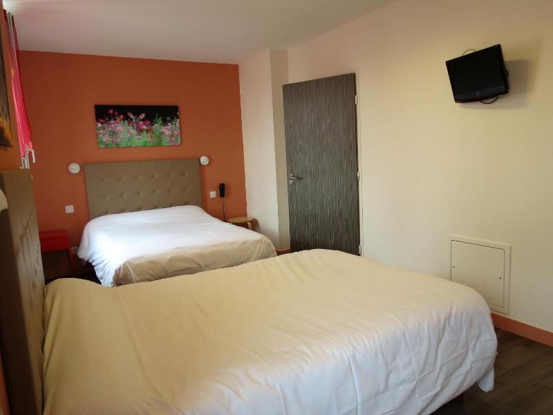 Quadruple Room with Bathroom image 4