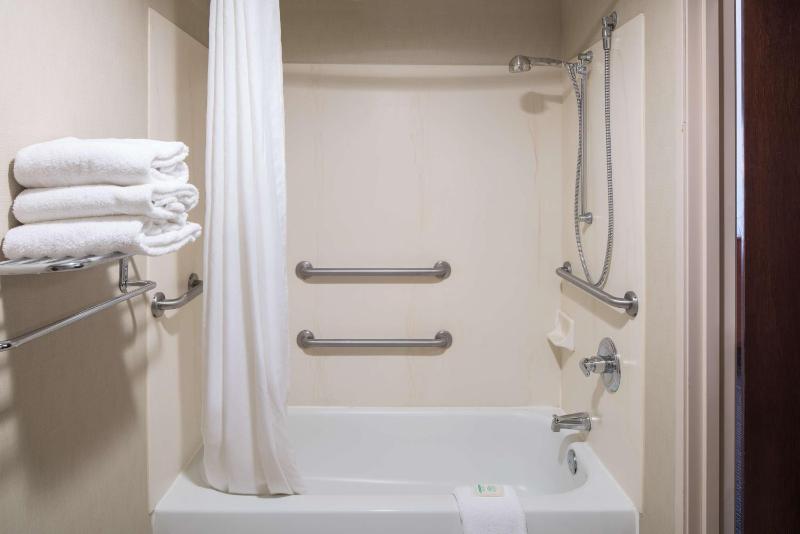 King Room with Bath Tub - Mobility/Hearing Access image 3