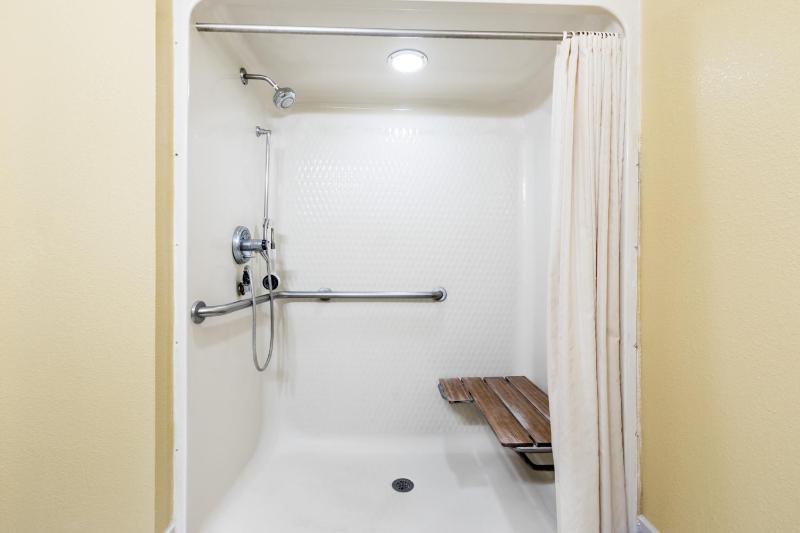 Queen Room with Roll-In Shower - Mobility Accessible/Non-Smoking image 2